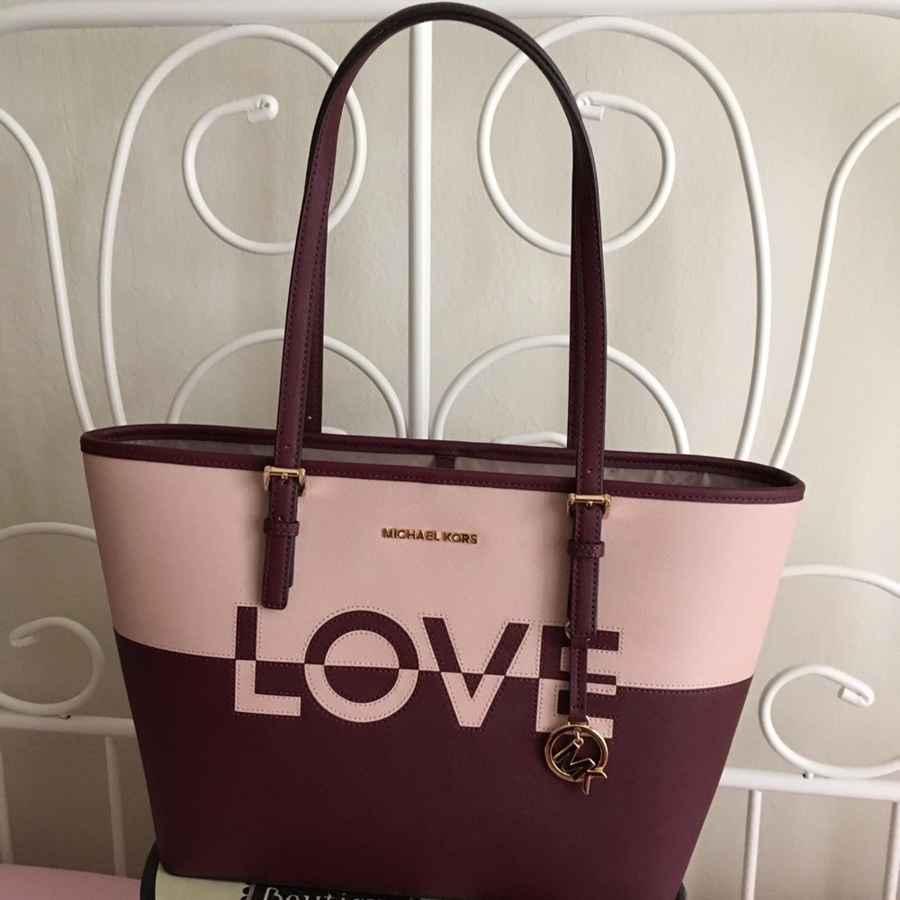 On Sale!!💗💗Michael Kors Medium tote💗💗